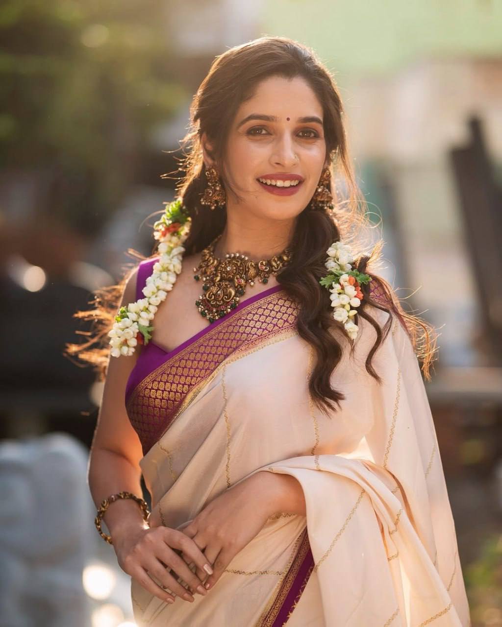 WHITE BEAUTIFUL RICH PALLU & JACQUARD WORK SAREE